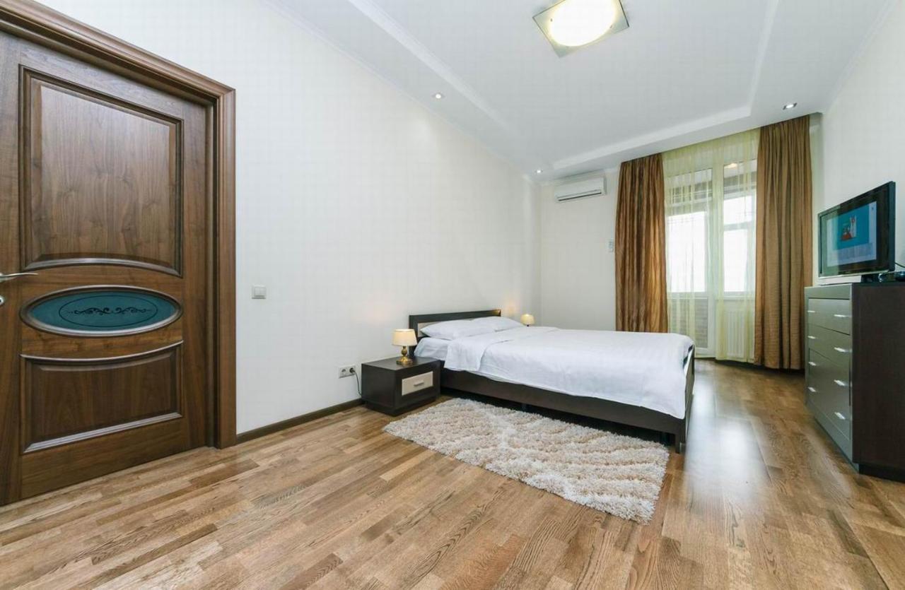 Vip In A New Building Near Lesi Ukrainki 7A Apartamento Kiev Exterior foto