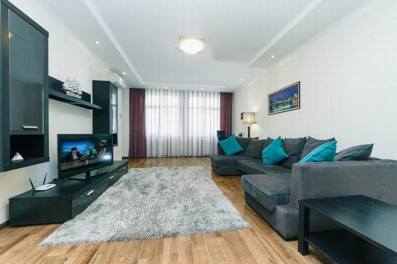 Vip In A New Building Near Lesi Ukrainki 7A Apartamento Kiev Exterior foto