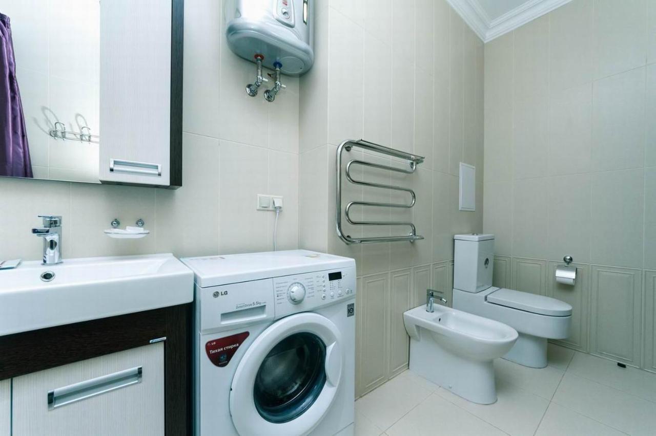 Vip In A New Building Near Lesi Ukrainki 7A Apartamento Kiev Exterior foto