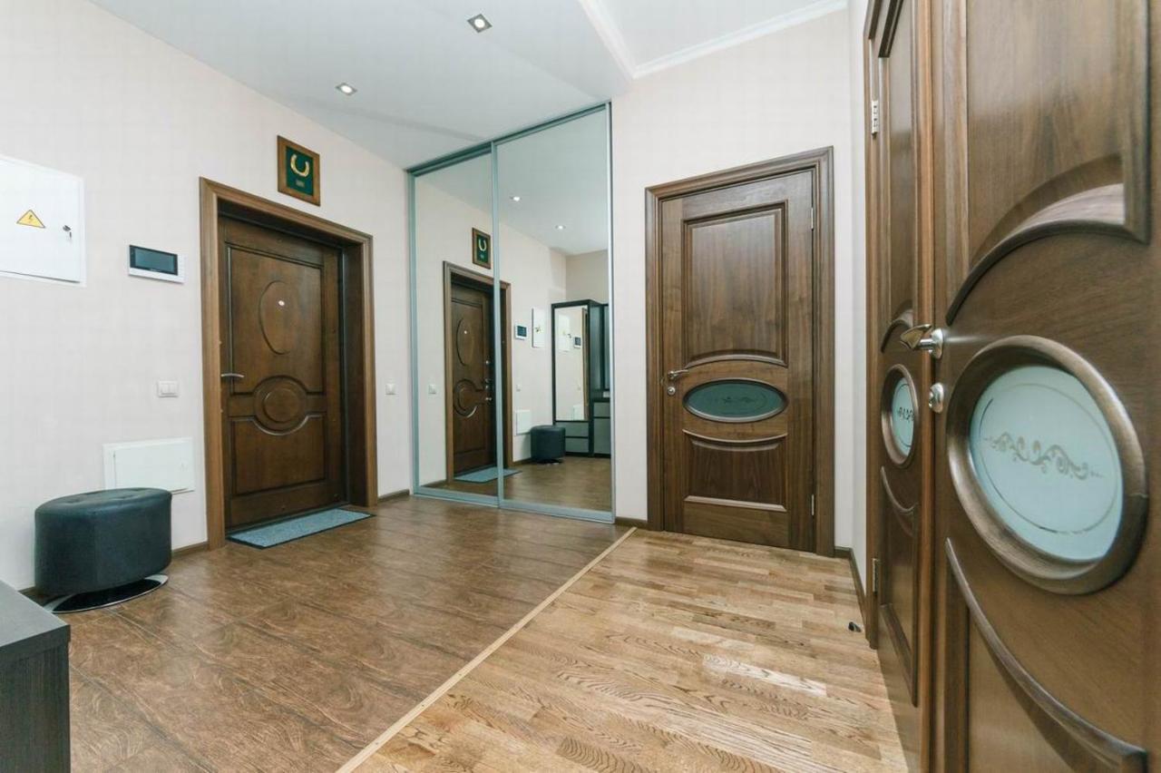 Vip In A New Building Near Lesi Ukrainki 7A Apartamento Kiev Exterior foto