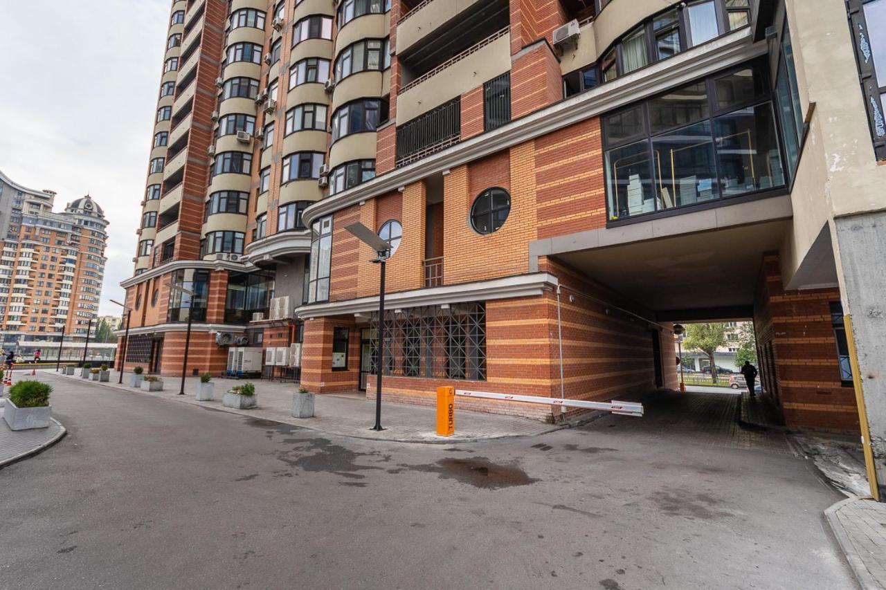 Vip In A New Building Near Lesi Ukrainki 7A Apartamento Kiev Exterior foto